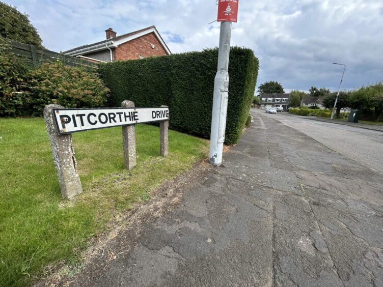Residents in Pitcorthie Drive fear the note could be linked to three mysterious cat deaths in the are.