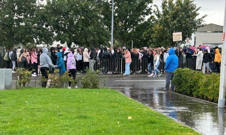 Hundreds pay tribute to Inverkeithing schoolgirl