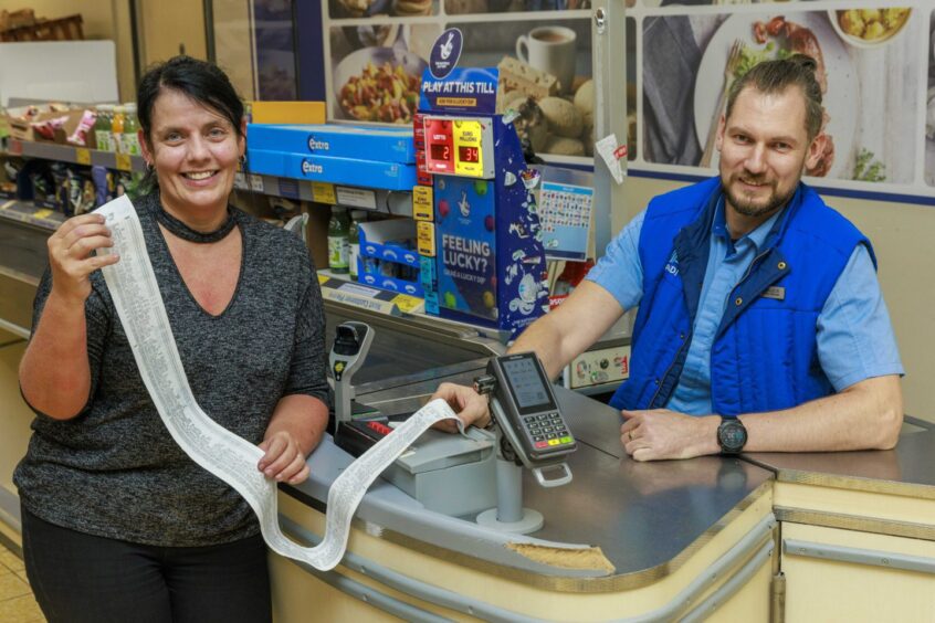 Dundee Shopper takes part in Aldi Supermarket Sweep 