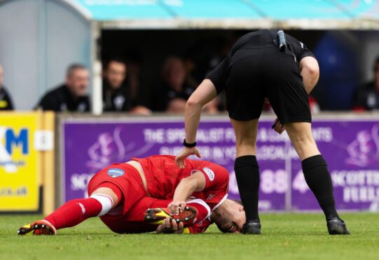 Dunfermline Athletic skipper Kyle Benedictus holds his foot after sustaining a broken bone back in September. Image: SNS.