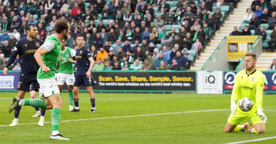 Trevor Carson denies Hibs at Easter Road in Dundee FC draw. Image: SNS