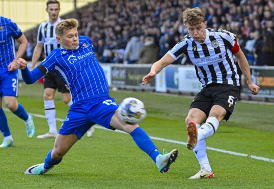 St Mirren's Mark O'Hara and St Johnstone's Max Kucheriavyi in action.