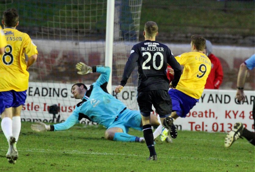 Greg Stewart scores for Cowdenbeath against Dundee. Image: ICT