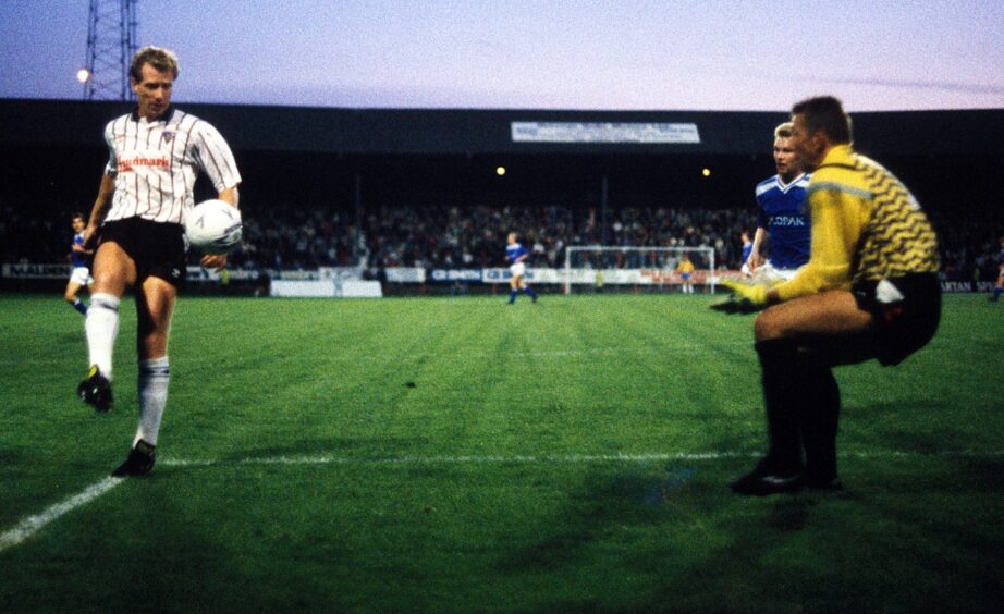 Dunfermline Athletic's Jimmy Nicholl passes back to keeper Andy Rhodes. Image: SNS.