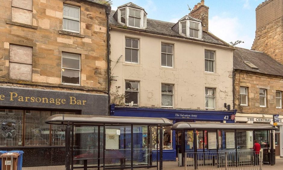 A prominent location in the heart of Cupar is one of this flat's selling points. 