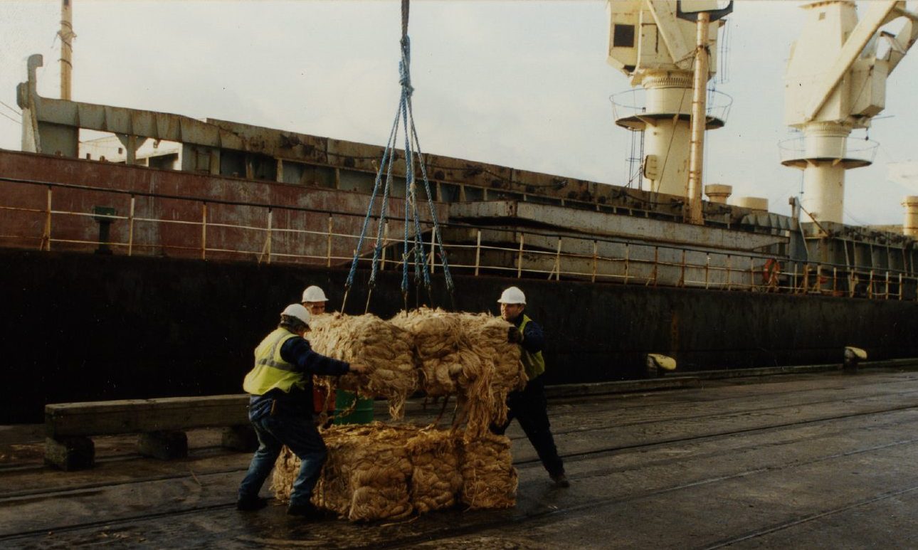 Jute is unloaded after arriving at Dundee docks for the final time.
