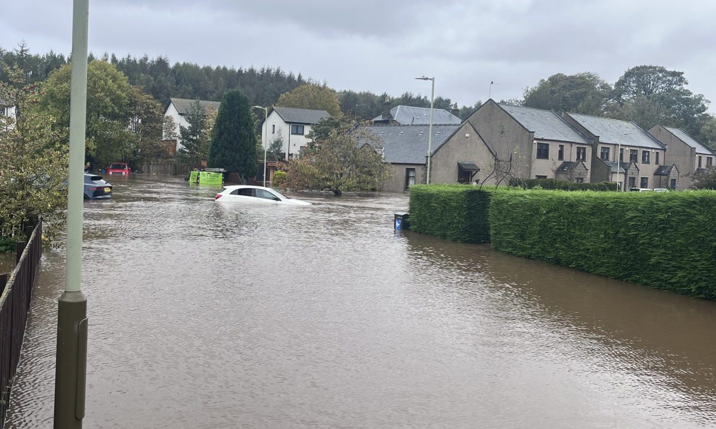 Cars in heavy flooding in Heron Rise, Dundee.