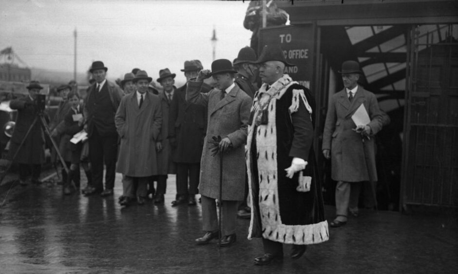 The Prince of Wales tips his bowler hat as he arrives to open the Caird Hall. Image: DC Thomson.