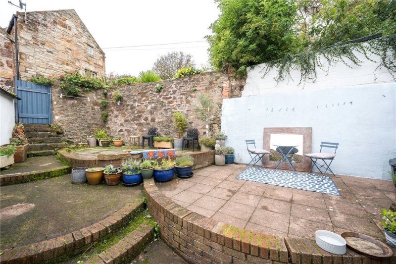 The Costal Fife Cottage has a enclosed private courtyard garden. 