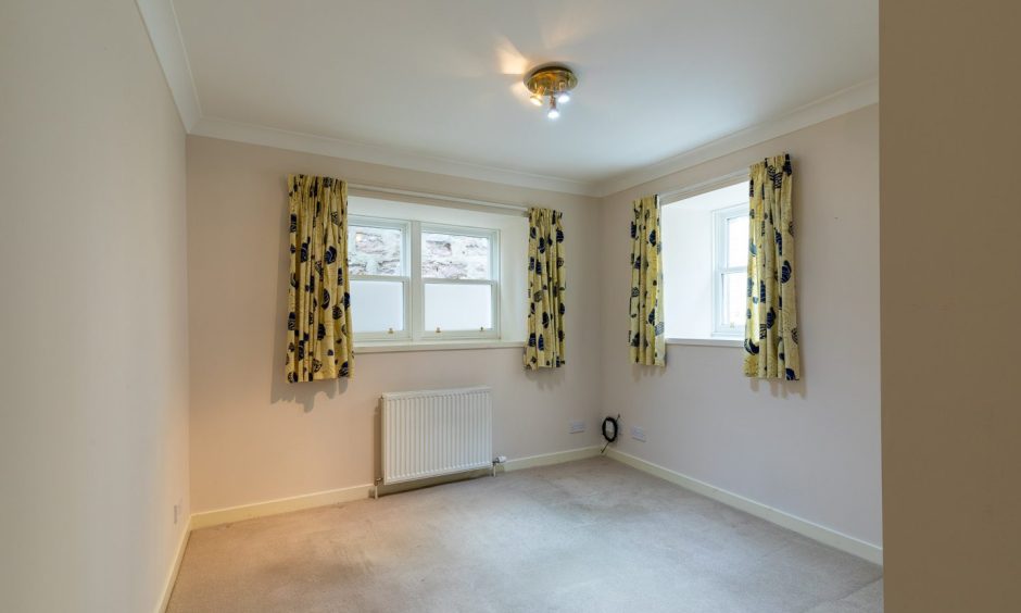 One bedroom at Cross Keys House in Perth is located on the ground floor.