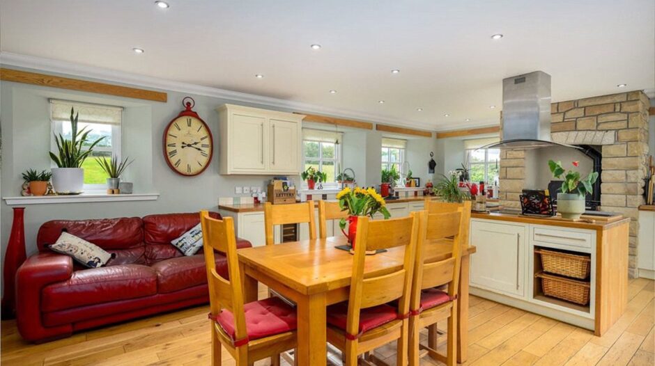 Kitchen / dining area.