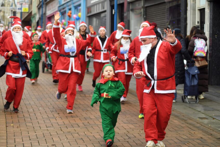 A Santa dash down the High Street kicked off the Dunfermline Christmas lights celebration