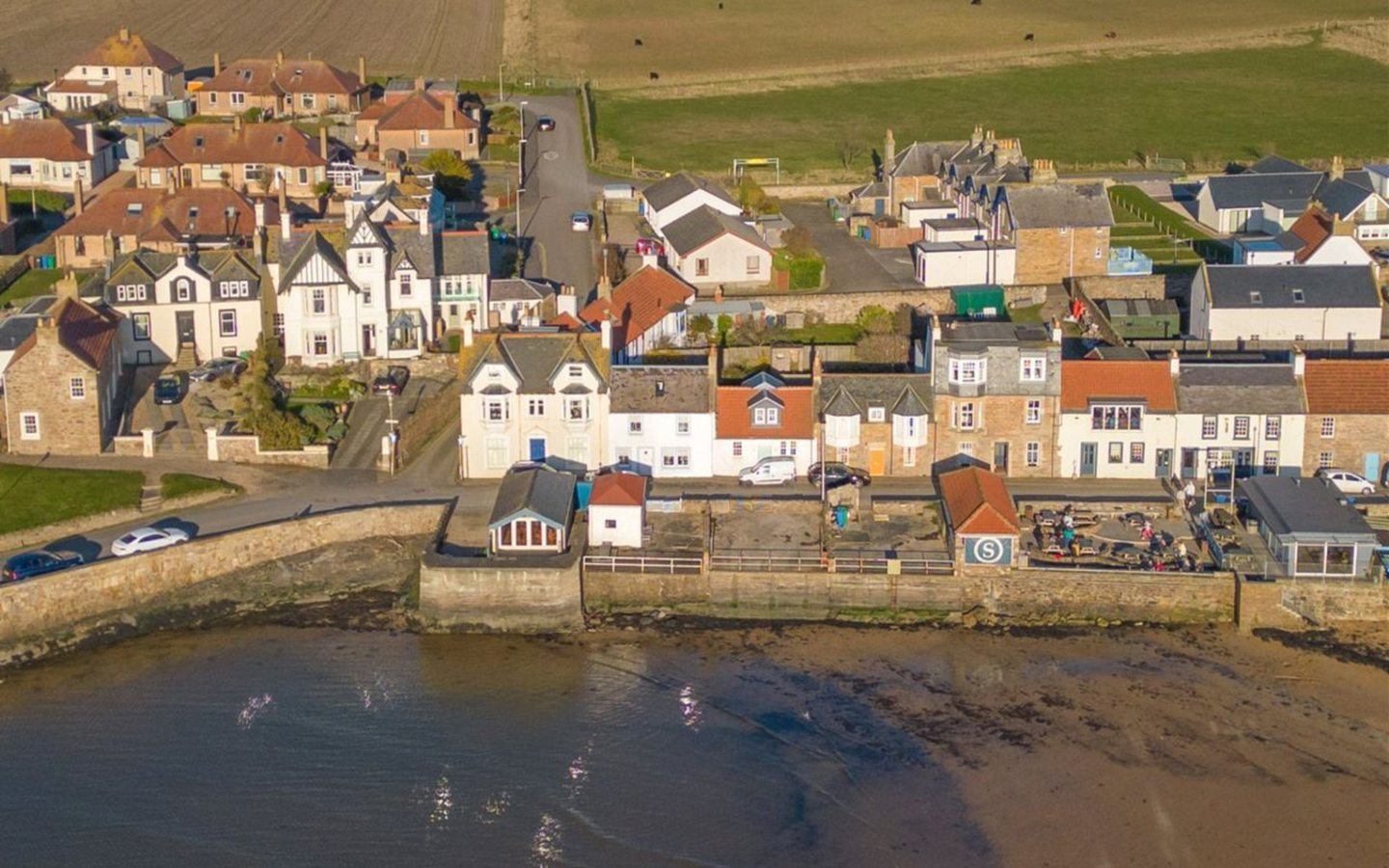 Cottage with private terrace overlooking Elie beach for sale