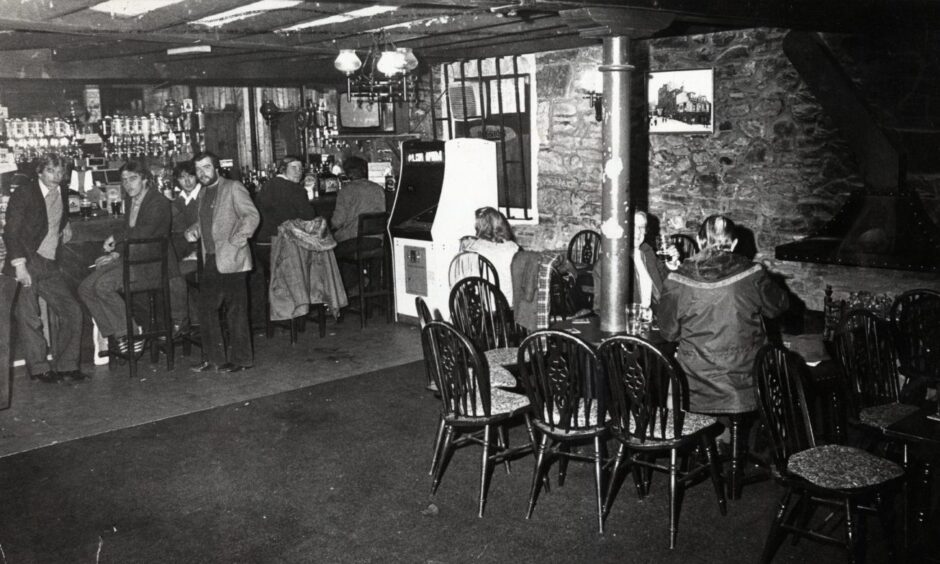 The Windmill Bar in Hilltown, Dundee, in 1982. Image: DC Thomson.