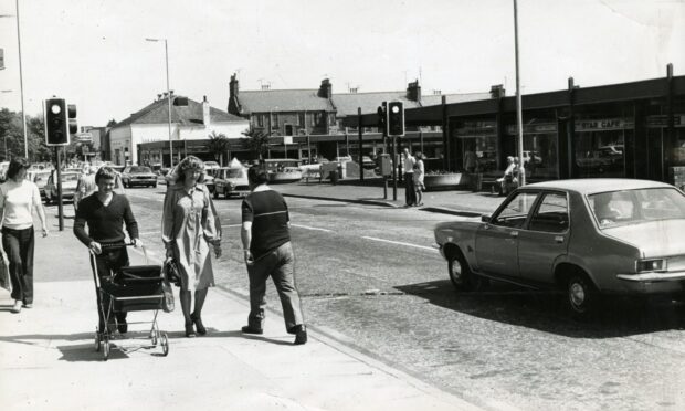 People and cars on Monifieth High Street in 1980. Image: DC Thomson.