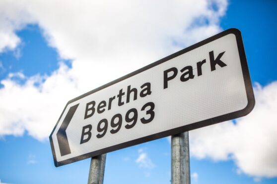 Road sign pointing to Bertha Park, Perth