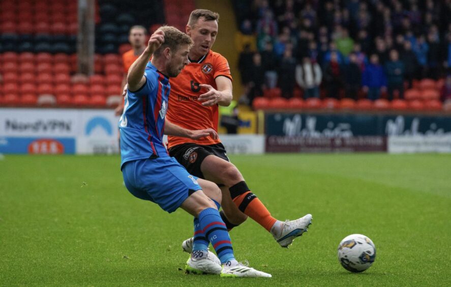 Jordan Tillson of Dundee United closes down David Wotherspoon of Inverness