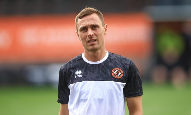 Jordan Tillson warming up with Dundee United