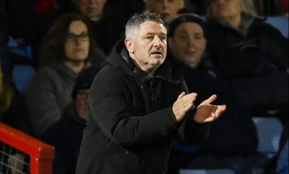 Dundee FC boss Tony Docherty spurs his team on at Ross County. Image: SNS