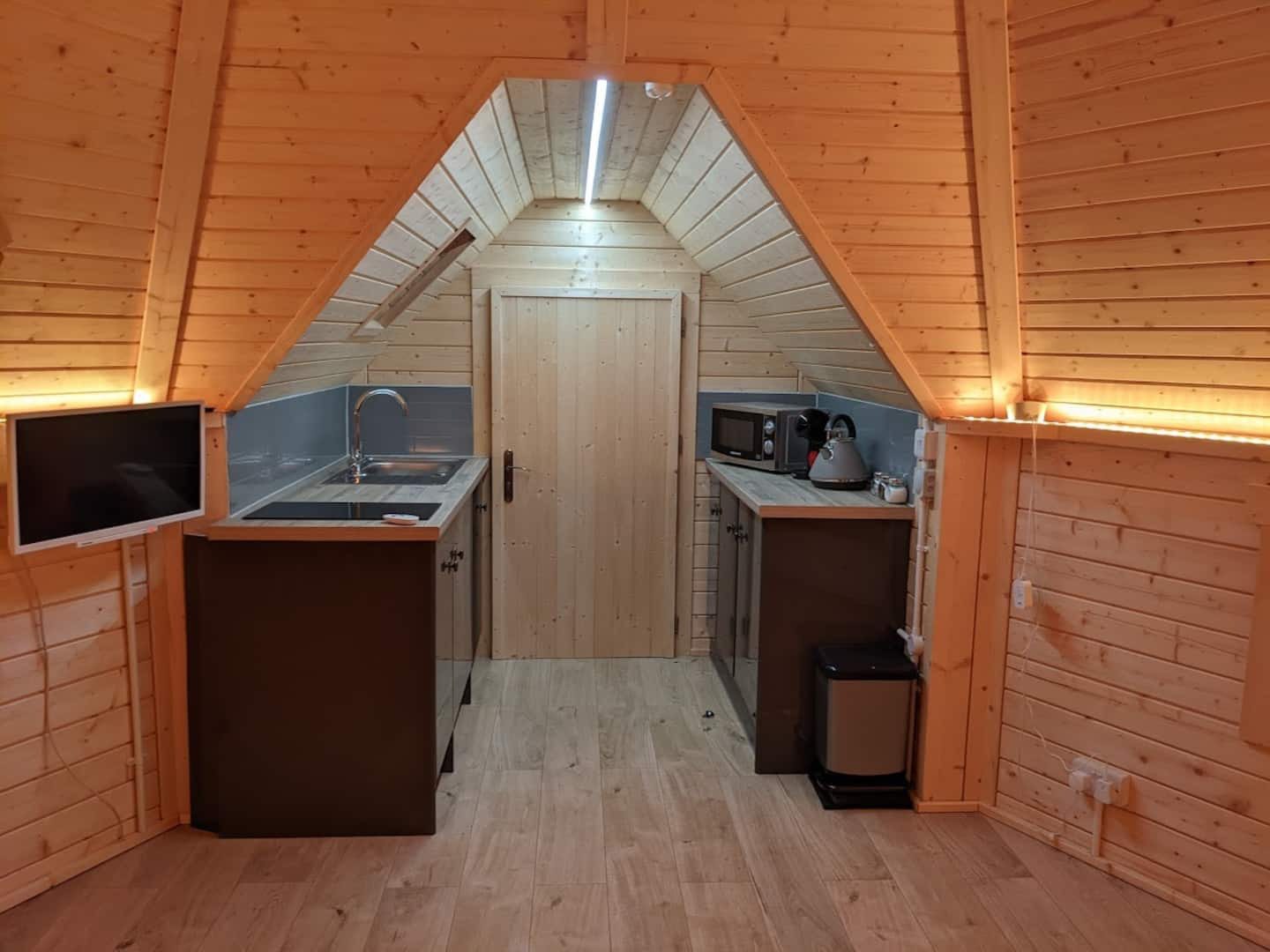 The kitchenette available at the Angus Airbnb.