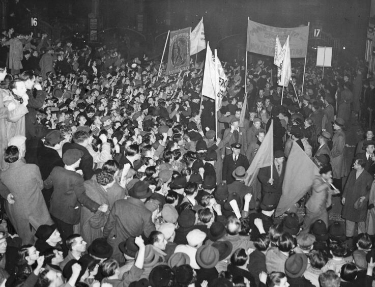 Crowds welcome Spanish brigaders back to London in December 1938. 