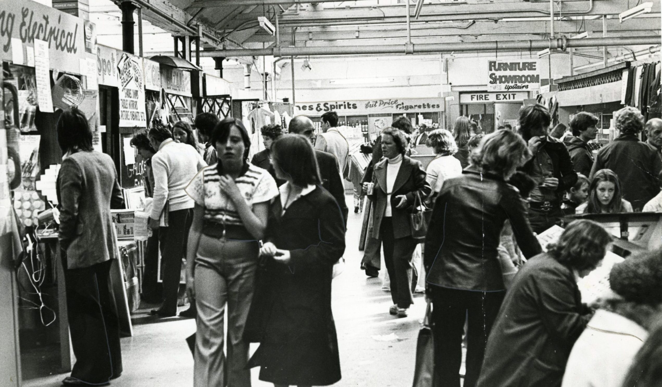 A busy scene at Dens Road Market in 1977. Image: DC Thomson.