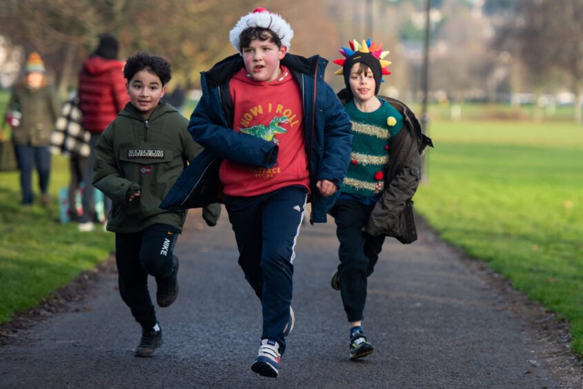 Three kids on Inch View primary Santa run
