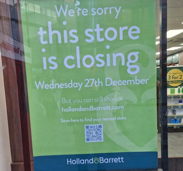 Sign announcing closure of Holland & Barrett in Dundee city centre 