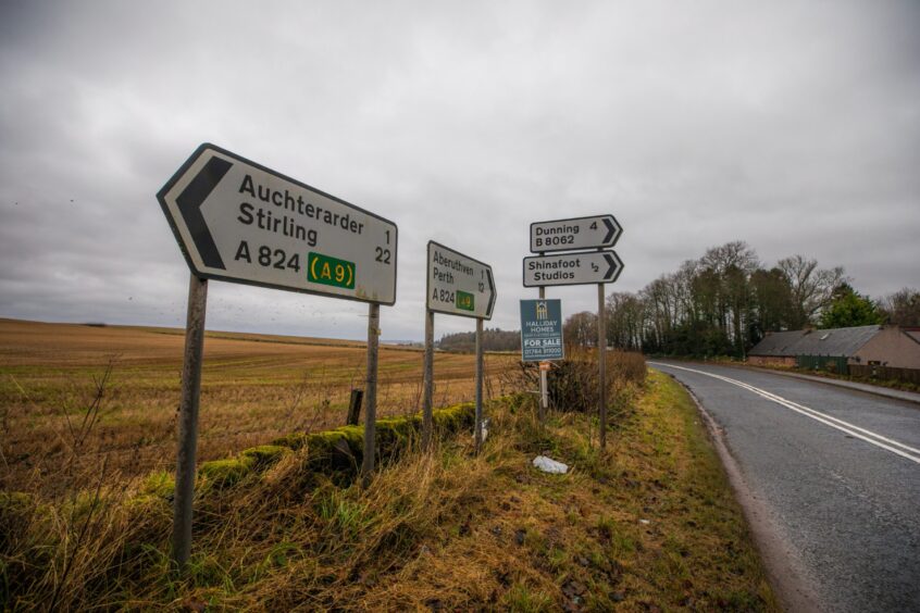 Road signs pointing to Auchterader and Stirling and Aberuthven and Perth, as well as Shinafoot and Dunning.