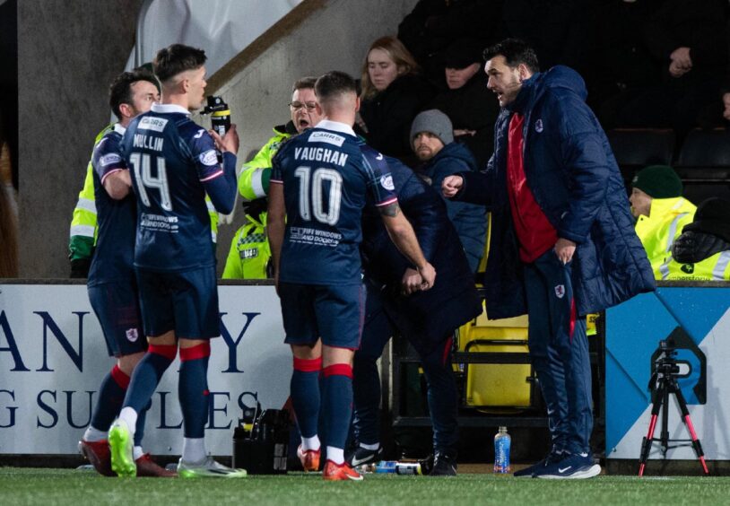 Raith Rovers manager Ian Murray (right) gives out advice during the Scottish Cup defeat to Livingston. Image: Sammy Turner / SNS Group.
