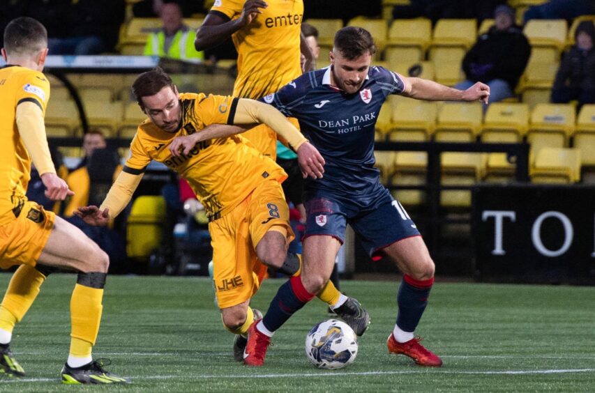 Raith Rovers' Lewis Vaughan (right) battle for the ball with Livingston's Scott Pittman. Image: Sammy Turner / SNS Group.