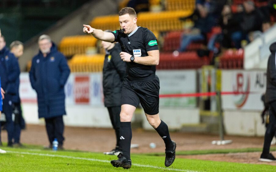 Referee John Beaton points to the spot awarding Aberdeen a penalty. 