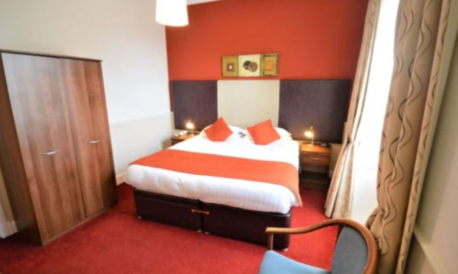 A spacious double bedroom in Aberdour Hotel.