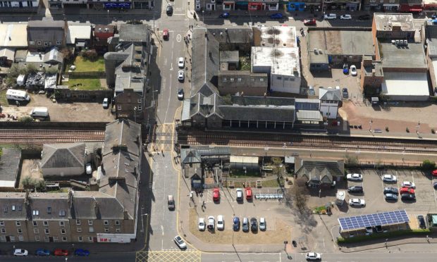 Bird's eye view of level crossing at Gray Street, Broughty Ferry