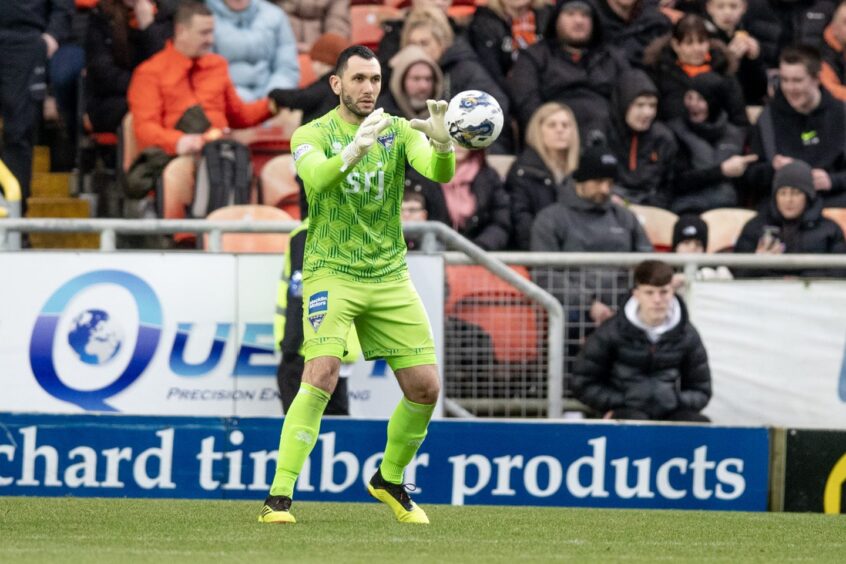 Dunfermline FC shot-stopper Deniz Mehmet catches the ball. Image: Craig Brown/DAFC.