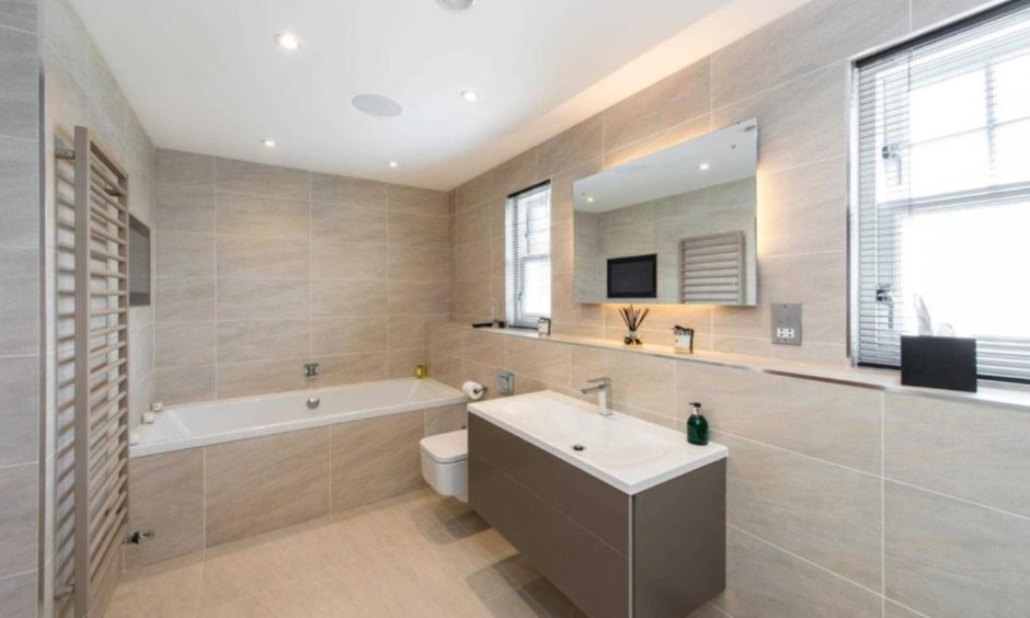 En-suite bathroom at Loggie House in Bridge of Allan.