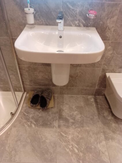 accessible sinks are recommended for showers for the elderly and disabled