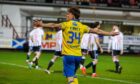 Dan O'Reilly celebrates his winning goal in the Fife derby. Image: Kenny Smith/DC Thomson.