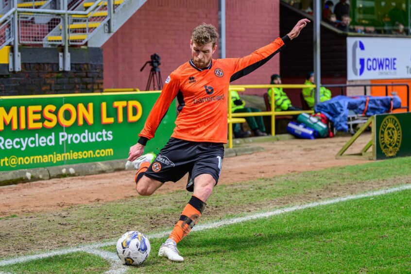 David Wotherspoon takes a corner for Dundee United