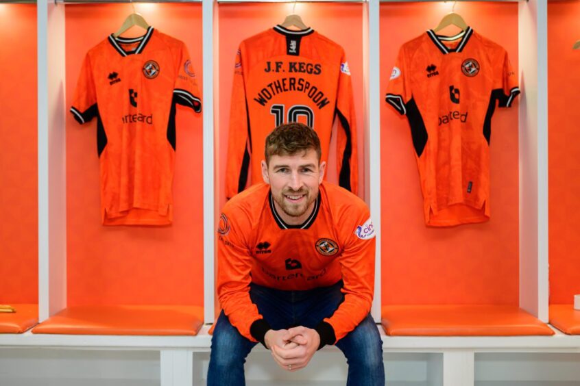 Dundee United signing David Wotherspoon in his new dressing room