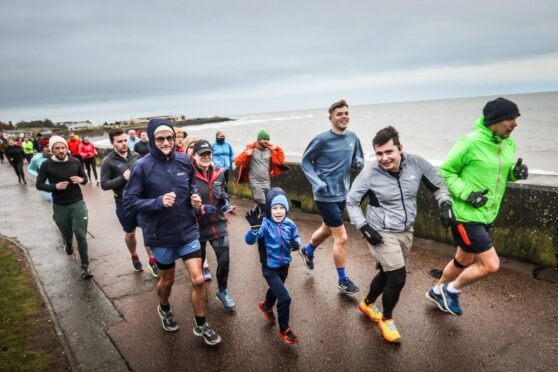The parkrun sets off along West Links. Image: Mhairi Edwards/DC Thomson
