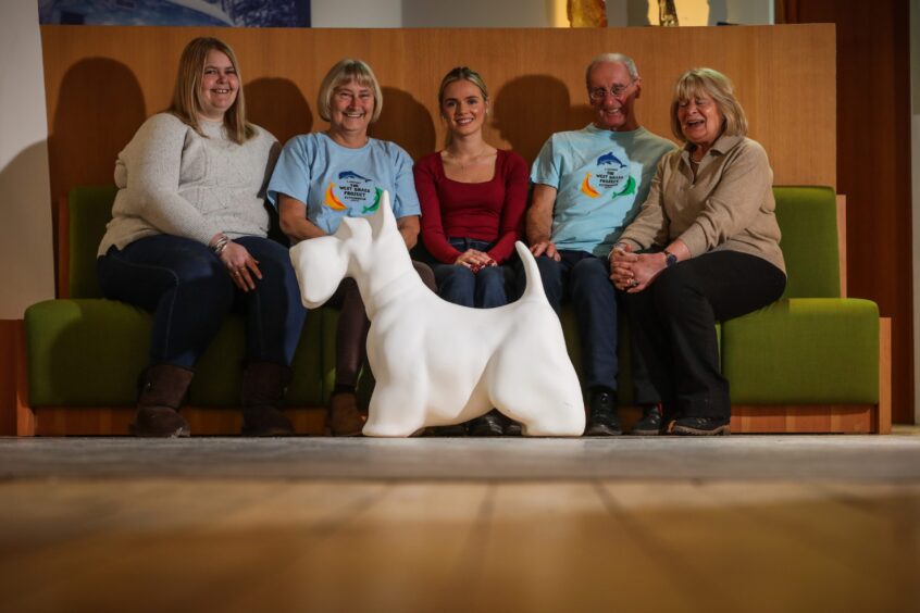 Trustees of the West Braes Project and Tidal Pool Lisa Colds, Lynne Steen, Bill Porteous and Sheena Sawyer with Lauren McLean (middle in red) Centre Fundraising Organiser with Maggies Dundee with the Pittenweem Wee Dug. 