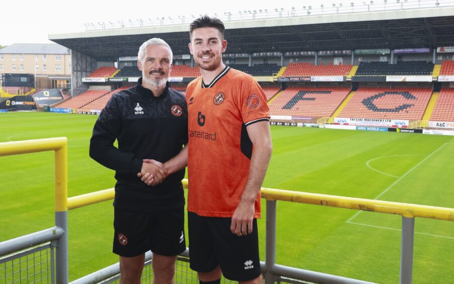 Jim Goodwin, left, welcomes Declan Gallagher to Tannadice earlier this season.