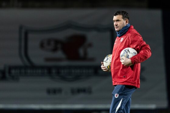 Ian Murray is preparing Raith for a crunch match versus Dundee United. Image: SNS.