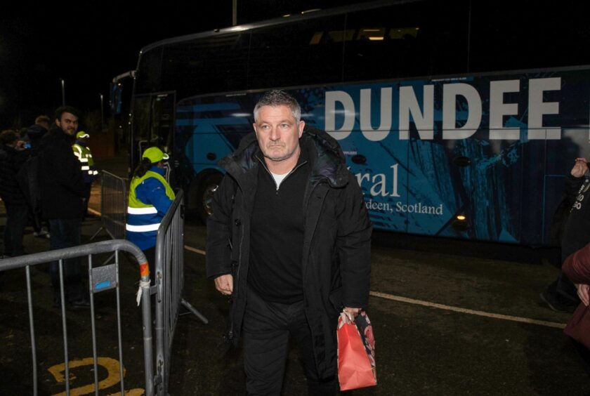 The Dundee bus arrived around 7pm after being stuck in traffic. Image: SNS