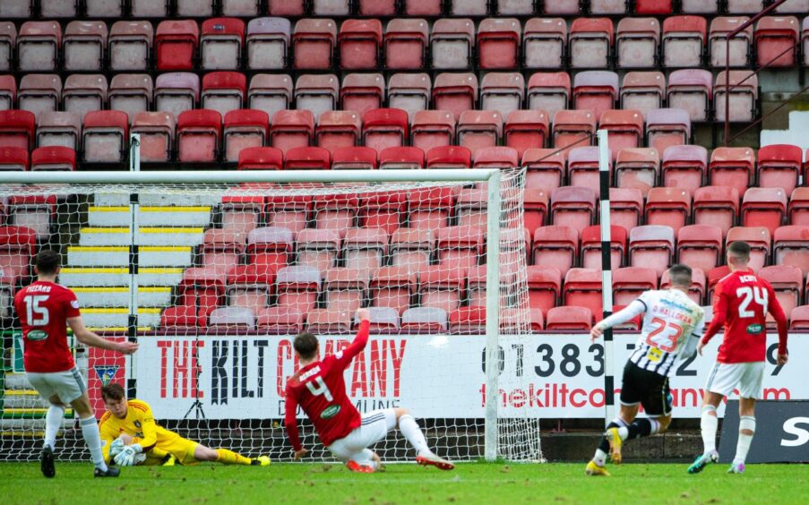 Michael O'Halloran shoots at goal for Dunfermline against Queen's Park.