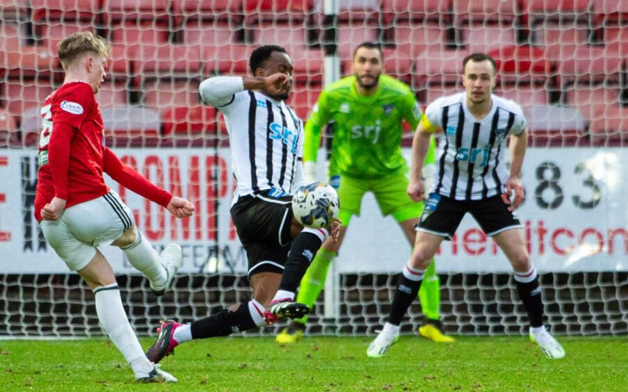 New Dunfermline signing Xavier Benjamin tries to close down a shot from Queen's Park's Alex Bannon.