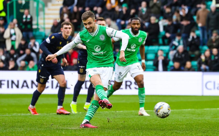 Hibs frontman Dylan Vente opens the scoring against Dundee. Image: SNS