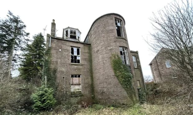 This six bedroom house could be yours for just £69,000. Image: Wilsons Auctions.