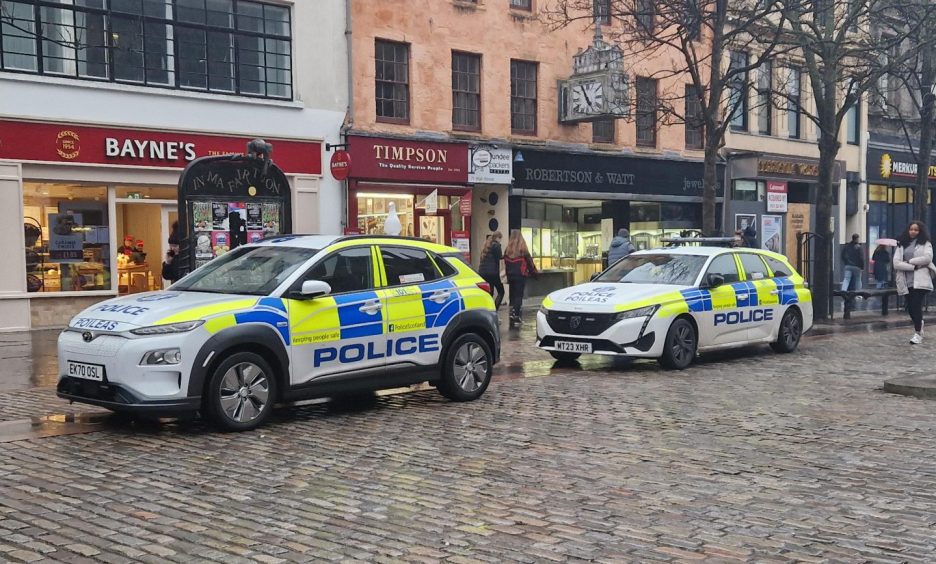 5 police vehicles responded to the incident in Dundee City Centre 